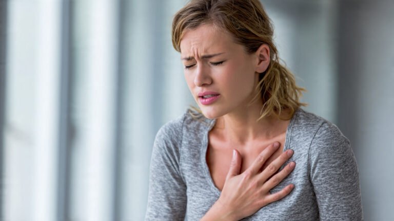 symptoms of a heart attack in a woman 